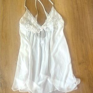 White chemise nightgown lingerie piece NWOT beautiful lace detail, size medium